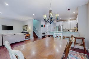 un soggiorno con tavolo da pranzo e cucina di Red Rockers Cottage a Black Mountain