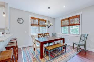una sala da pranzo con tavolo e sedie in legno di Red Rockers Cottage a Black Mountain