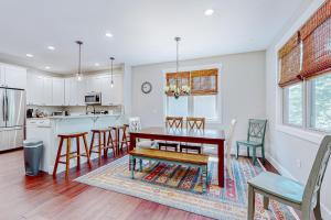 una cucina e una sala da pranzo con tavolo e sedie di Red Rockers Cottage a Black Mountain Altre 17 foto