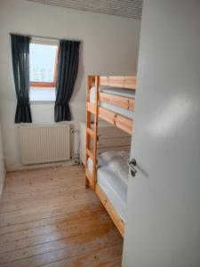 Divstāvu gulta vai divstāvu gultas numurā naktsmītnē Bjergby Guesthouse