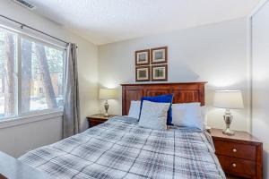 Allen Way Escape في إنكلين فيلادج: غرفة نوم مع سرير ووسائد زرقاء ونافذة