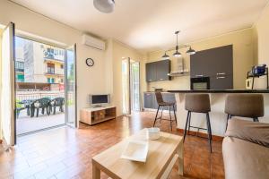 a kitchen and living room with a table and chairs at casa malida in Naples