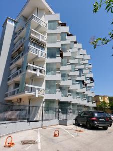 un edificio con un'auto parcheggiata di fronte di PADA VESPUCCI a Rimini