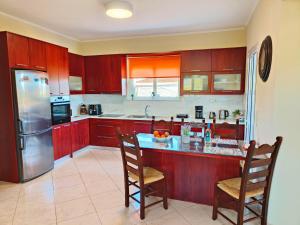A kitchen or kitchenette at Pazinos/Neveli Cottage