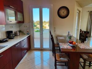 A kitchen or kitchenette at Pazinos/Neveli Cottage