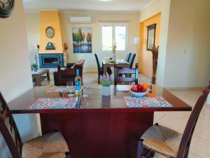 eine Küche und ein Wohnzimmer mit einem Tisch und Obst darauf in der Unterkunft Pazinos/Neveli Cottage in Galangádhos