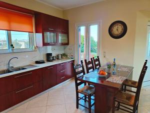 A kitchen or kitchenette at Pazinos/Neveli Cottage