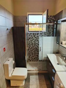 A bathroom at Pazinos/Neveli Cottage