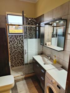 A bathroom at Pazinos/Neveli Cottage