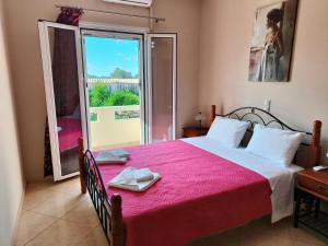 A bed or beds in a room at Pazinos/Neveli Cottage