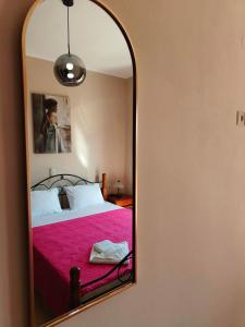 A bed or beds in a room at Pazinos/Neveli Cottage