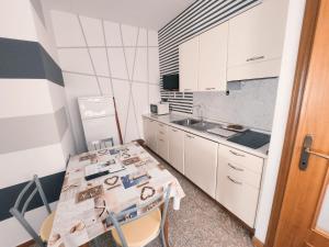 A kitchen or kitchenette at Residence Corallo