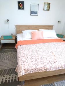 1 dormitorio con 1 cama con colcha de color naranja y blanco en Ivago Apartments, en Privlaka