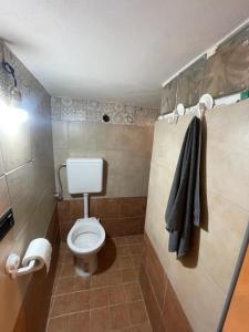 ein Bad mit einem WC und einem Handtuch in der Unterkunft Xenia renting in Massafra