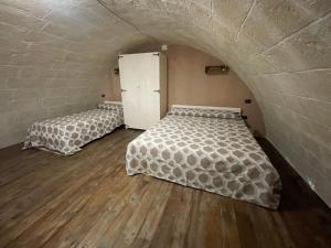 2 Betten in einem Zimmer mit Dachgeschoss in der Unterkunft Xenia renting in Massafra