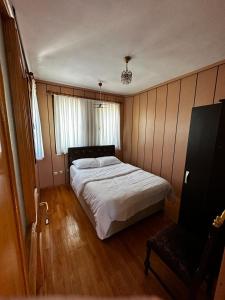 チャイェリにあるBeyaz Koskのベッドルーム1室(ベッド1台、椅子付)