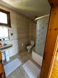 チャイェリにあるBeyaz Koskのバスルーム(トイレ、洗面台、バスタブ付)