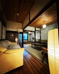 京都市にあるホステルオトロムンドのベッドルーム(ベッド1台、テーブル付)