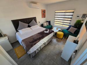 1 dormitorio con 1 cama grande y 1 sofá en Casa-Pel Guest Wing, en Palapye
