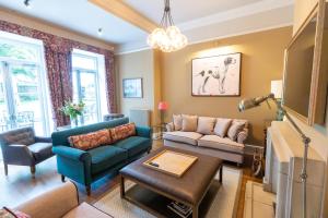 un salon avec un canapé et une table dans l'établissement Cuckney House - Georgian Manor on a country estate - Sleeps 31, à Cuckney