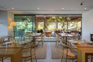 restauracja ze stołami i krzesłami oraz patio w obiekcie Vale do Gaio Hotel w mieście Torrão