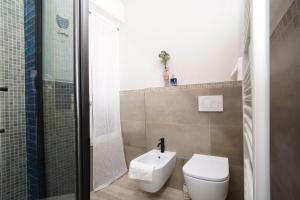 Un pequeño baño con inodoro y ducha. en MONTEROSSO GARDEN House PLUS, en Monterosso al Mare 6 fotos más