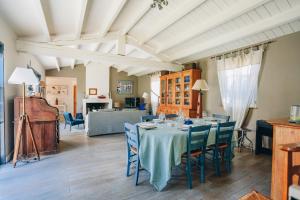 ラ・フロットにあるVilla Cote Ouestのダイニングルーム(テーブル、青い椅子付)