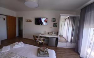Zimmer mit einem Bett, einem Waschbecken und einem Spiegel in der Unterkunft Rooms and Apartments Riviera in Rab