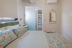 a bedroom with a bed and a mirror at Avras experience in Faraí