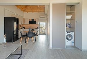a kitchen and living room with a table and a washing machine at Avras experience in Faraí