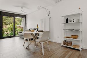 a kitchen and dining room with a table and chairs at Apartamento turístico Legate in Elizondo