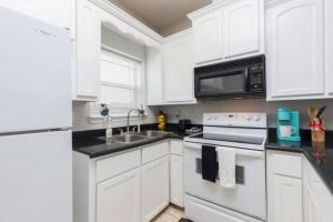 Η κουζίνα ή μικρή κουζίνα στο Urban Elegance Private Gated 1BR +8 φωτογραφίες