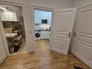 eine Küche mit einer weißen Tür und einem Waschbecken in der Unterkunft Sweet Dreams in Wien