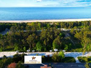 eine Luftansicht auf einen Hotelparkplatz und den Strand in der Unterkunft Hotel Polaris III in Świnoujście