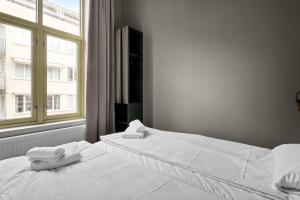 En eller flere senge i et værelse på Forenom Serviced Apartments Drammen