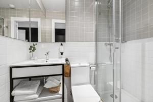 uma casa de banho com um chuveiro, um WC e um lavatório. em Home and CoLiving Pamplona em Pamplona