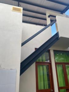 apartamentos Casa Amarilla في غرناطة: شعاع أزرق على جانب المبنى