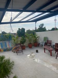 um pátio com cadeiras e redes de descanso num telhado em apartamentos Casa Amarilla em Granada