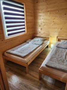 Ένα ή περισσότερα κρεβάτια σε δωμάτιο στο Domki Letniskowe U Żuni