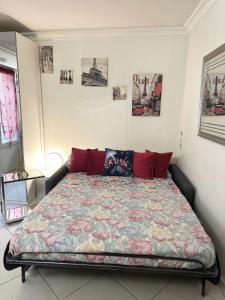 1 dormitorio con 1 cama grande en una habitación en Centre CANNES MER en Cannes