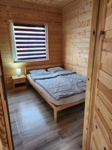 Ένα ή περισσότερα κρεβάτια σε δωμάτιο στο Domki Letniskowe U Żuni
