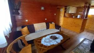 un soggiorno con divano e tavolino da caffè di Family Farm Apartments a Žabljak