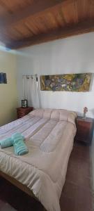 ein großes Bett in einem Schlafzimmer mit Avertisation in der Unterkunft Postales del Tiempo in Tilcara