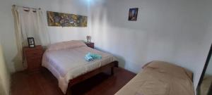 ein kleines Schlafzimmer mit einem kleinen Bett in einem Zimmer in der Unterkunft Postales del Tiempo in Tilcara