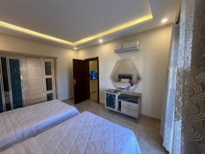 Ένα ή περισσότερα κρεβάτια σε δωμάτιο στο Luxury Apartment one bedroom at Mirage bay Resort & Aqua bark