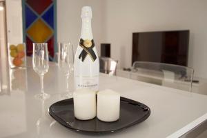 Una botella de vino sobre una mesa con copas. en TRIANA_Villa in Palma city with private pool - ETV/10914, en Palma de Mallorca