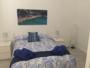 Una cama con almohadas azules en un dormitorio en TRIANA_Villa in Palma city with private pool - ETV/10914, en Palma de Mallorca 28 fotos más