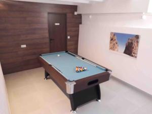 Una mesa de billar en una habitación con prohibición. en TRIANA_Villa in Palma city with private pool - ETV/10914, en Palma de Mallorca