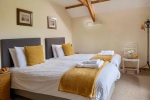 Ένα ή περισσότερα κρεβάτια σε δωμάτιο στο Trysor Holiday Cottage, Cardigan Bay with sea views