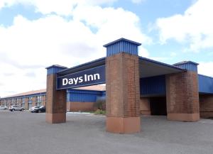 a building with a sign that reads days inn at Days Inn by Wyndham Sudbury & Conference Centre in Sudbury